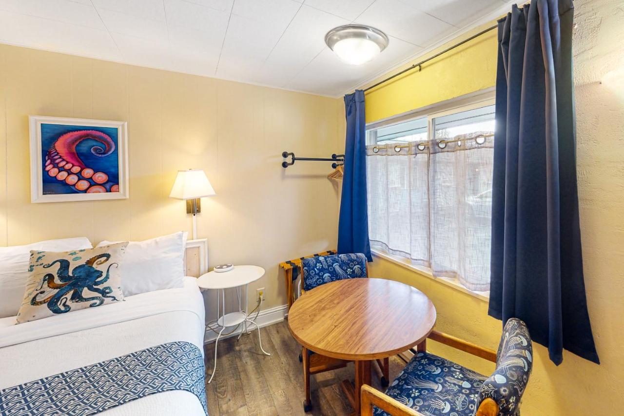 Lamplighter Inn - Tropical Fish Cove And Octopus Encounter Bandon Luaran gambar